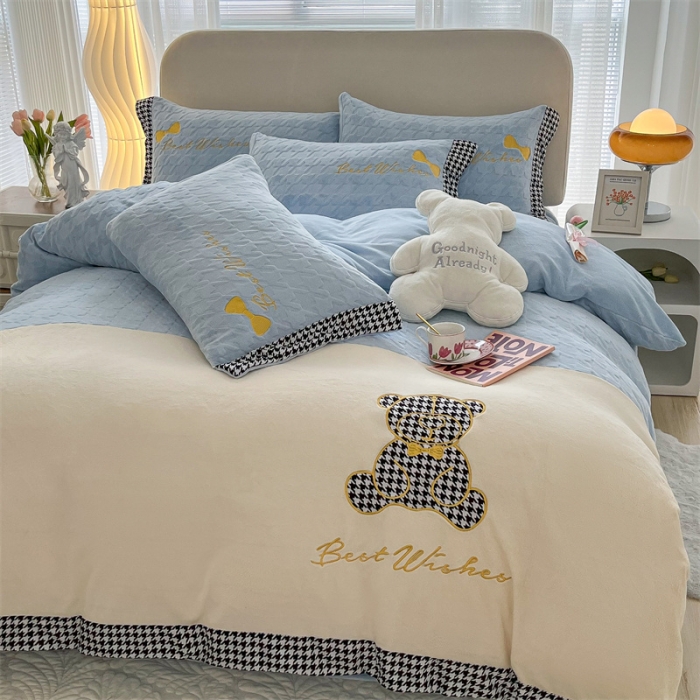 91家纺网 家纺一手货源 找家纺 吾秀 2022新款元气熊刺绣牛奶绒四件套 小熊天空蓝