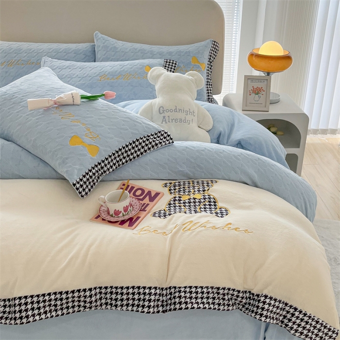 91家纺网 家纺一手货源 找家纺 吾秀 2022新款元气熊刺绣牛奶绒四件套 小熊天空蓝