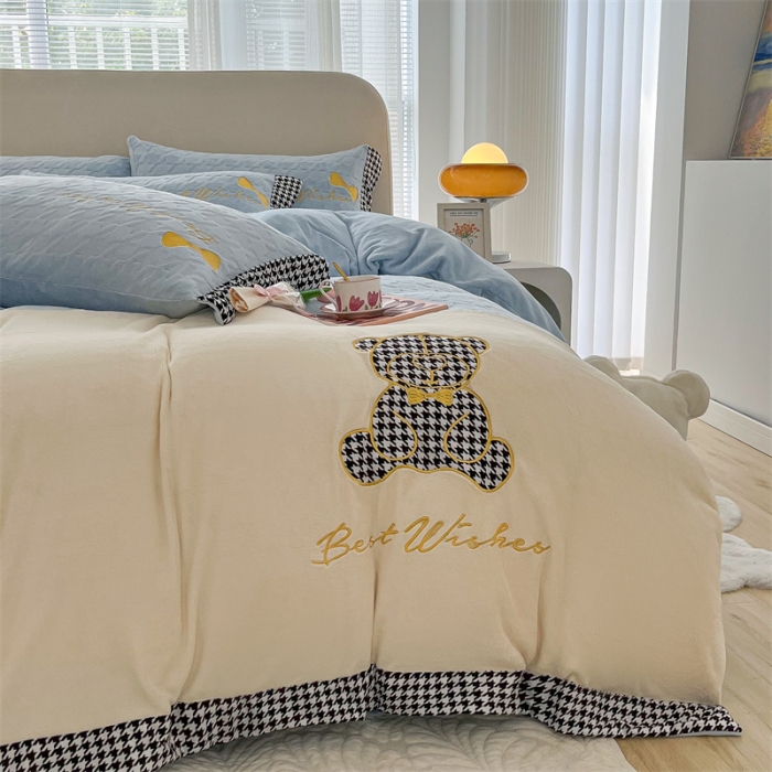 91家纺网 家纺一手货源 找家纺 吾秀 2022新款元气熊刺绣牛奶绒四件套 小熊天空蓝