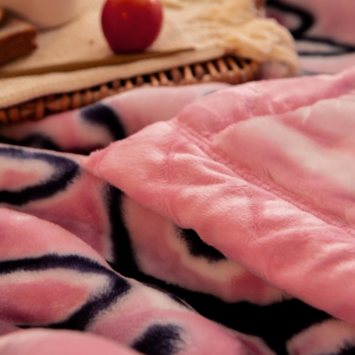 91家纺网 家纺一手货源 找家纺 金奇达 2022新款双层加厚保暖大版卡通拉舍尔毛毯 粉格圈圈