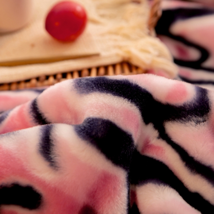 91家纺网 家纺一手货源 找家纺 金奇达 2022新款双层加厚保暖大版卡通拉舍尔毛毯 粉格圈圈