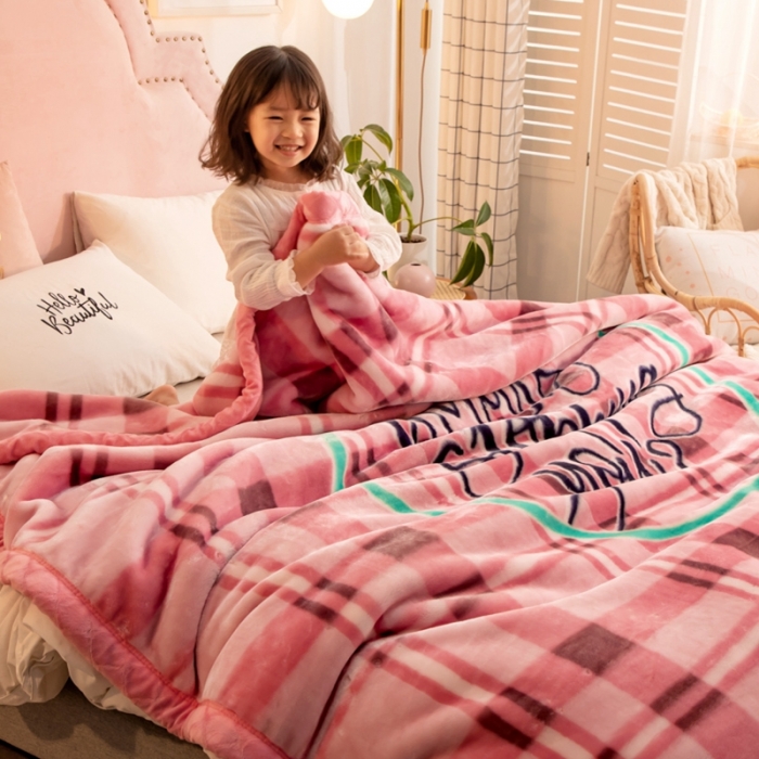 91家纺网 家纺一手货源 找家纺 金奇达 2022新款双层加厚保暖大版卡通拉舍尔毛毯 粉格圈圈