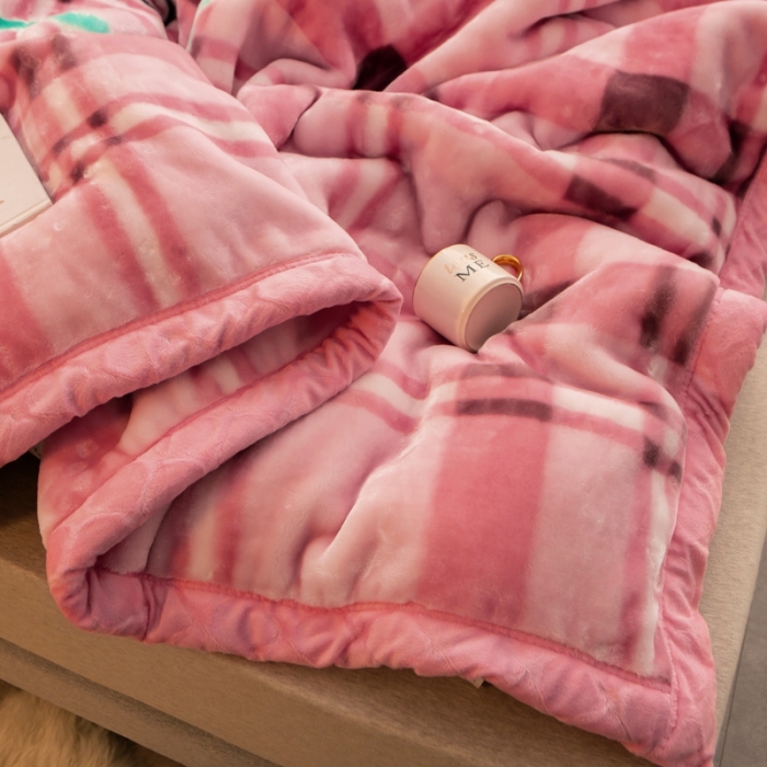 91家纺网 家纺一手货源 找家纺 金奇达 2022新款双层加厚保暖大版卡通拉舍尔毛毯 粉格圈圈