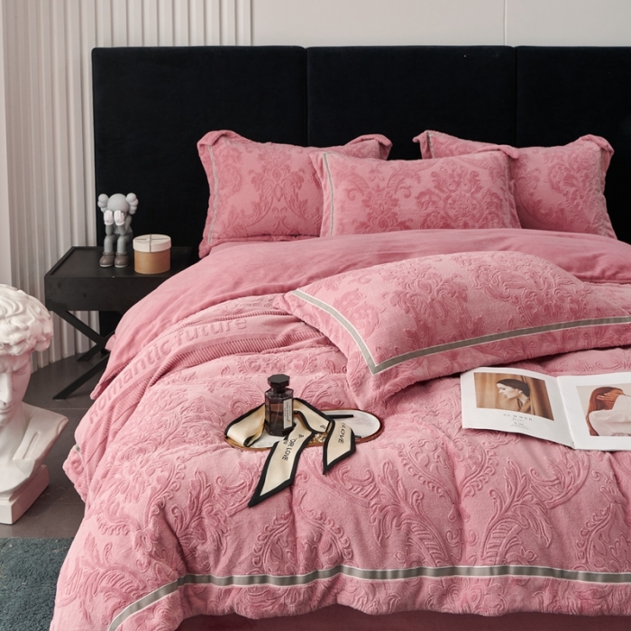 91家纺网 家纺一手货源 找家纺 榻尚2023新260克全消光高端浮雕绒四件套 瑞丽-魅粉