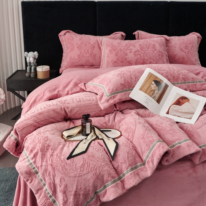 91家纺网 家纺一手货源 找家纺 榻尚2023新260克全消光高端浮雕绒四件套 瑞丽-魅粉
