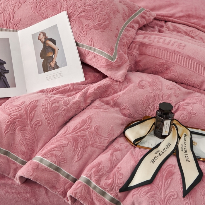 91家纺网 家纺一手货源 找家纺 榻尚2023新260克全消光高端浮雕绒四件套 瑞丽-魅粉