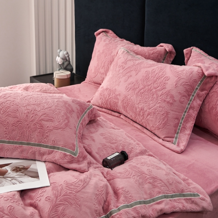 91家纺网 家纺一手货源 找家纺 榻尚2023新260克全消光高端浮雕绒四件套 瑞丽-魅粉