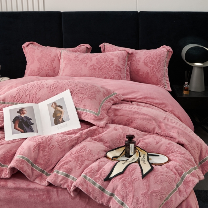 91家纺网 家纺一手货源 找家纺 榻尚2023新260克全消光高端浮雕绒四件套 瑞丽-魅粉