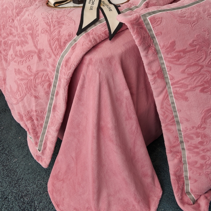 91家纺网 家纺一手货源 找家纺 榻尚2023新260克全消光高端浮雕绒四件套 瑞丽-魅粉