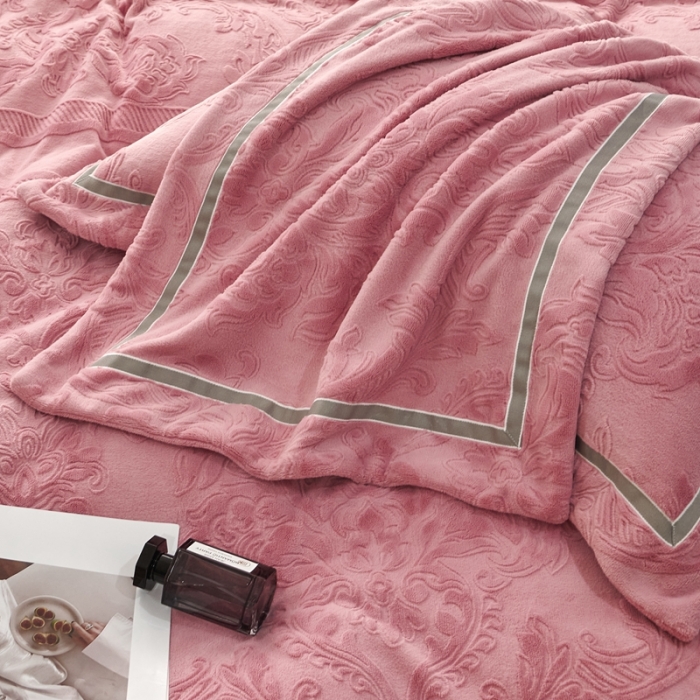 91家纺网 家纺一手货源 找家纺 榻尚2023新260克全消光高端浮雕绒四件套 瑞丽-魅粉