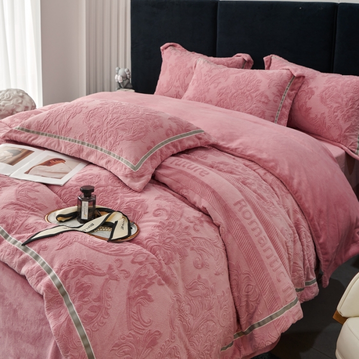 91家纺网 家纺一手货源 找家纺 榻尚2023新260克全消光高端浮雕绒四件套 瑞丽-魅粉