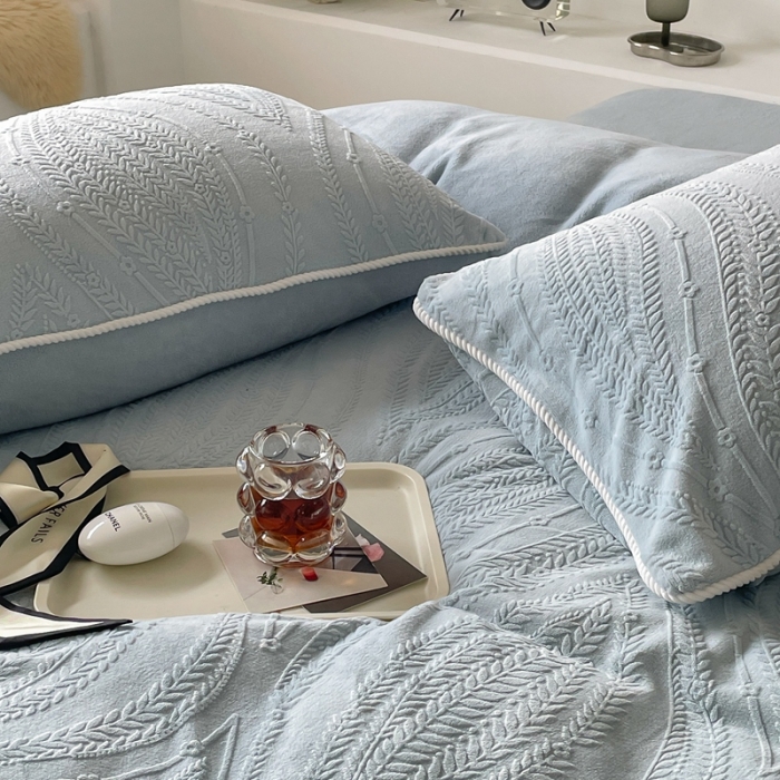 91家纺网 家纺一手货源 找家纺 源启生活 2022冬季新品立体雕花牛奶绒嵌绳款四件套 湖蓝