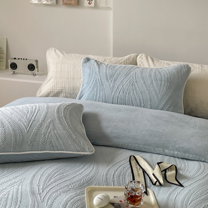 91家纺网 家纺一手货源 找家纺 源启生活 2022冬季新品立体雕花牛奶绒嵌绳款四件套 湖蓝