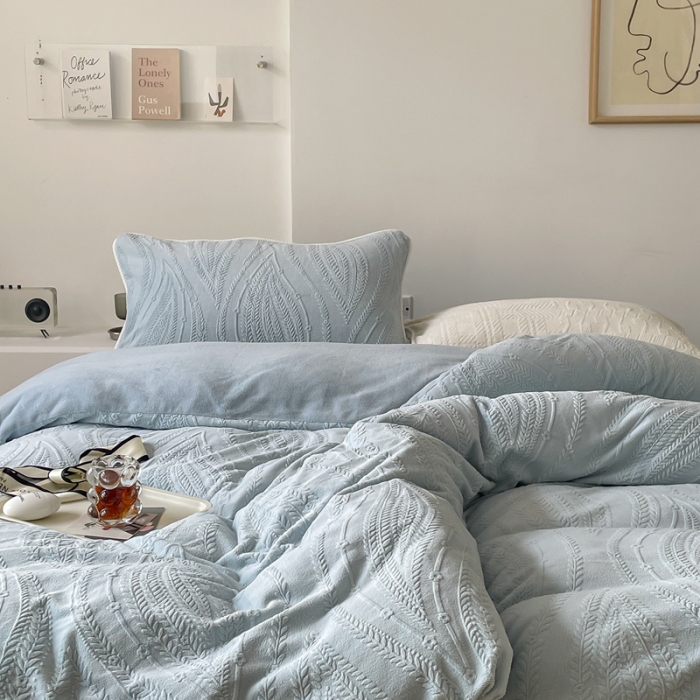 91家纺网 家纺一手货源 找家纺 源启生活 2022冬季新品立体雕花牛奶绒嵌绳款四件套 湖蓝