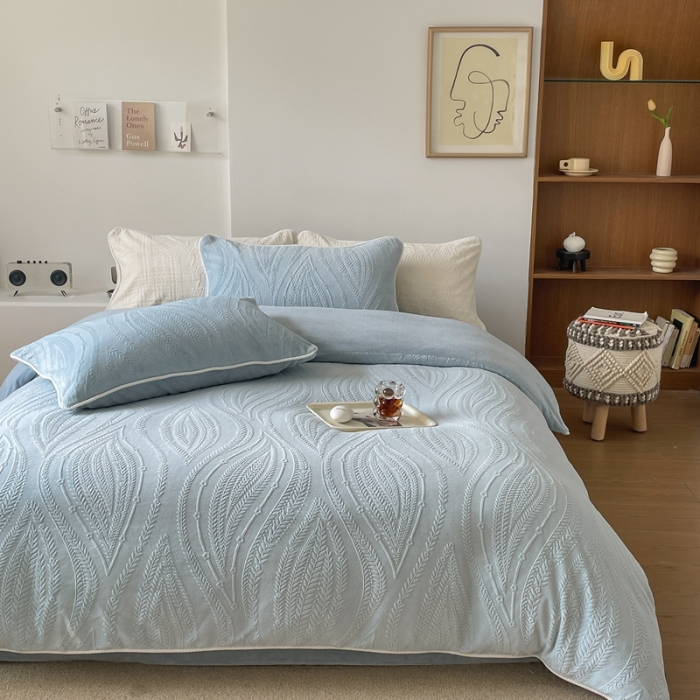 91家纺网 家纺一手货源 找家纺 源启生活 2022冬季新品立体雕花牛奶绒嵌绳款四件套 湖蓝