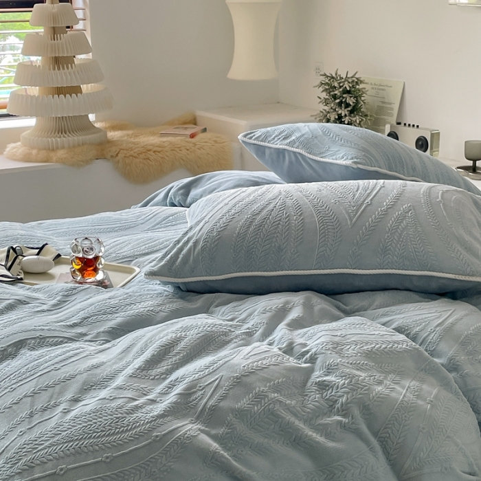 91家纺网 家纺一手货源 找家纺 源启生活 2022冬季新品立体雕花牛奶绒嵌绳款四件套 湖蓝