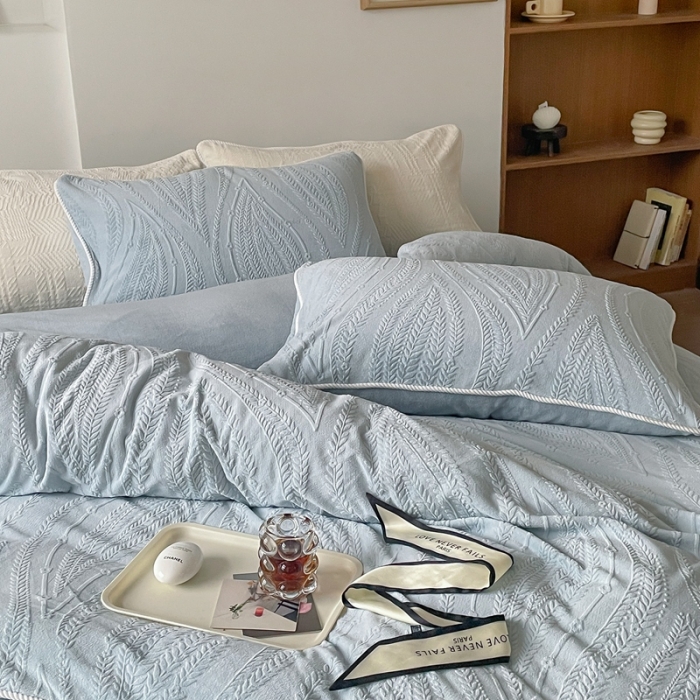 91家纺网 家纺一手货源 找家纺 源启生活 2022冬季新品立体雕花牛奶绒嵌绳款四件套 湖蓝