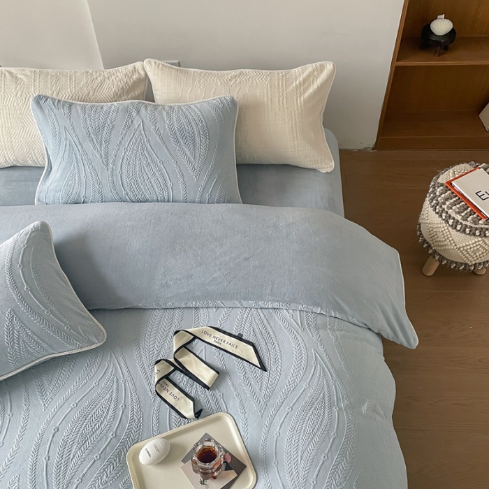 91家纺网 家纺一手货源 找家纺 源启生活 2022冬季新品立体雕花牛奶绒嵌绳款四件套 湖蓝