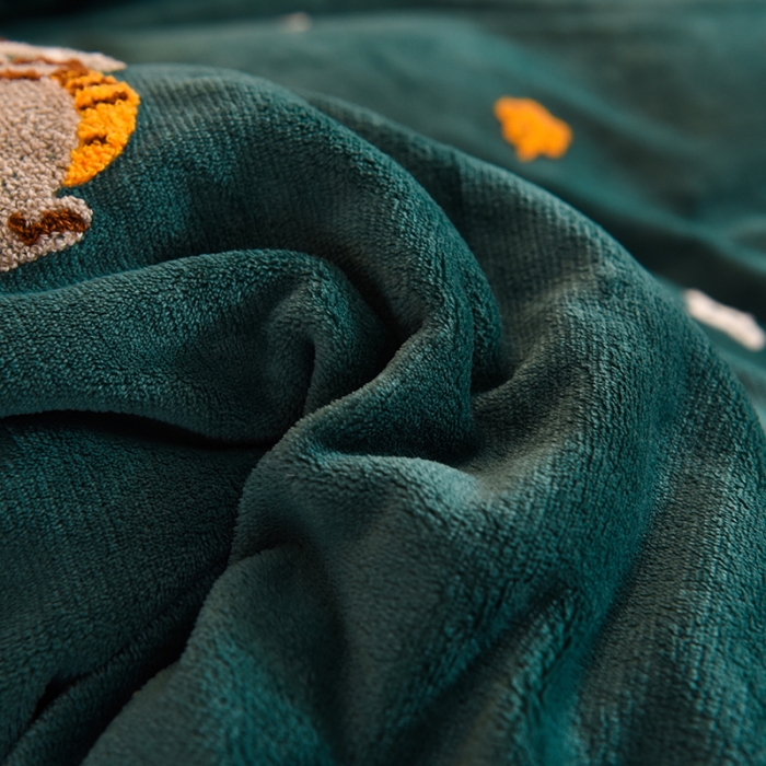 91家纺网 家纺一手货源 找家纺 甜之梦 2025新款毛巾绣牛奶绒被套 乖乖龙墨绿