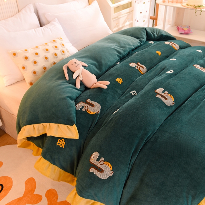 91家纺网 家纺一手货源 找家纺 甜之梦 2025新款毛巾绣牛奶绒被套 乖乖龙墨绿