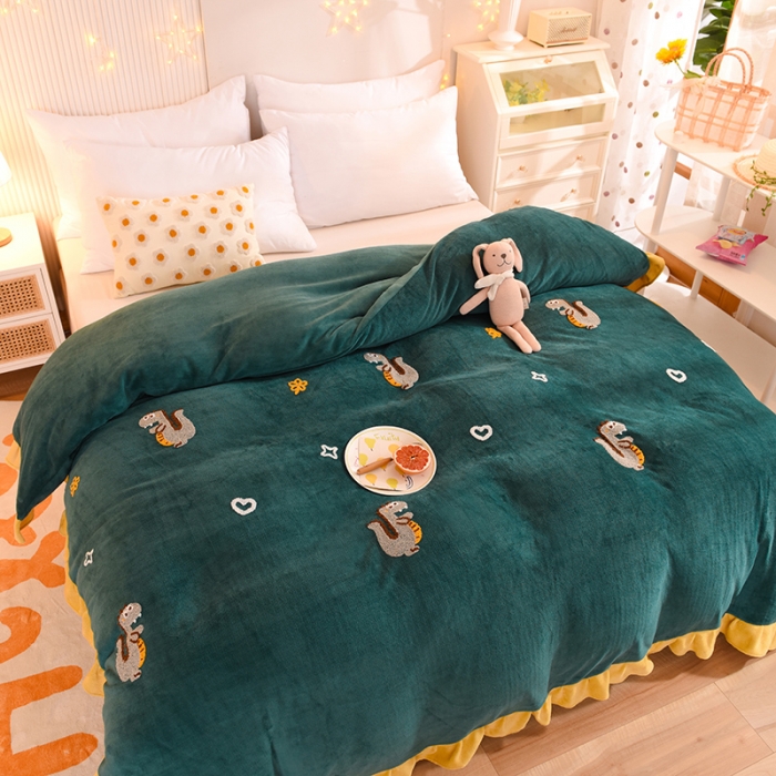 91家纺网 家纺一手货源 找家纺 甜之梦 2025新款毛巾绣牛奶绒被套 乖乖龙墨绿