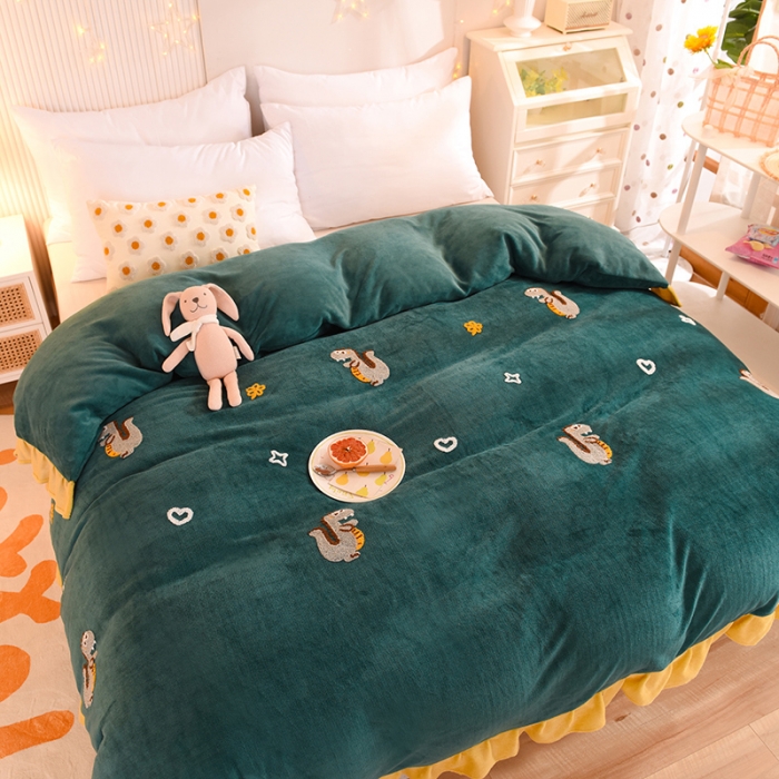 91家纺网 家纺一手货源 找家纺 甜之梦 2025新款毛巾绣牛奶绒被套 乖乖龙墨绿