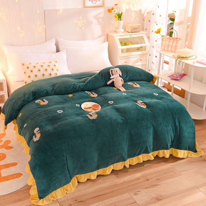 91家纺网 家纺一手货源 找家纺 甜之梦 2025新款毛巾绣牛奶绒被套 乖乖龙墨绿