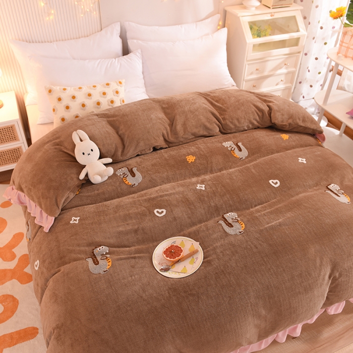 91家纺网 家纺一手货源 找家纺 甜之梦 2025新款毛巾绣牛奶绒被套 乖乖龙奶茶咖