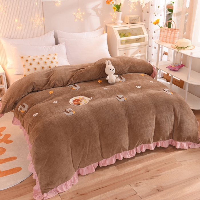 91家纺网 家纺一手货源 找家纺 甜之梦 2025新款毛巾绣牛奶绒被套 乖乖龙奶茶咖