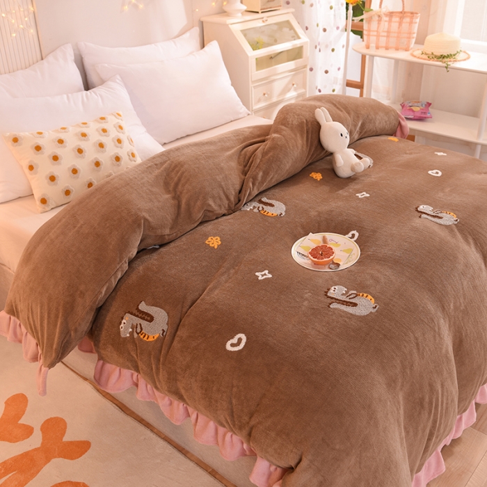 91家纺网 家纺一手货源 找家纺 甜之梦 2025新款毛巾绣牛奶绒被套 乖乖龙奶茶咖