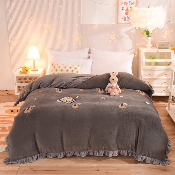91家纺网 家纺一手货源 找家纺 甜之梦 2025新款毛巾绣牛奶绒被套 乖乖龙深灰