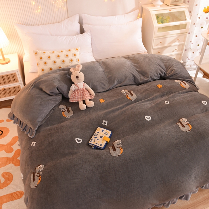 91家纺网 家纺一手货源 找家纺 甜之梦 2025新款毛巾绣牛奶绒被套 乖乖龙深灰