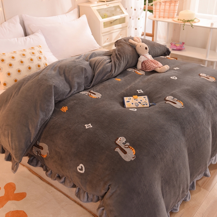 91家纺网 家纺一手货源 找家纺 甜之梦 2025新款毛巾绣牛奶绒被套 乖乖龙深灰
