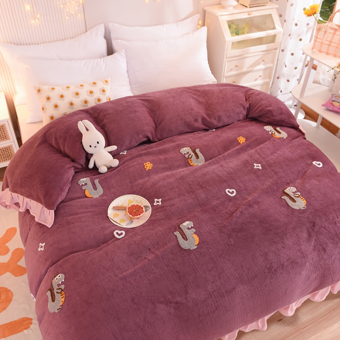 91家纺网 家纺一手货源 找家纺 甜之梦 2025新款毛巾绣牛奶绒被套 乖乖龙紫豆沙