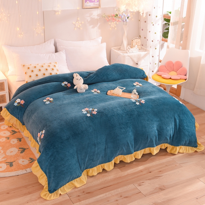 91家纺网 家纺一手货源 找家纺 甜之梦 2025新款毛巾绣牛奶绒被套 满天星宝石蓝