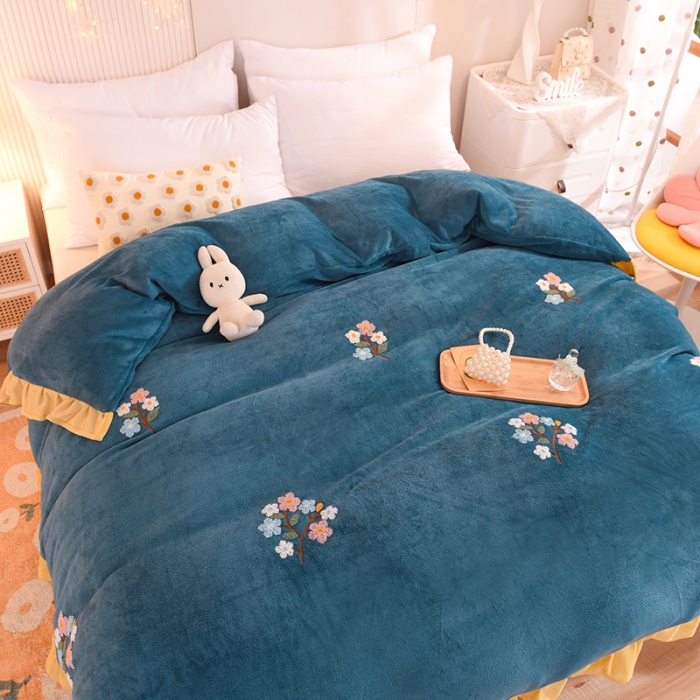 91家纺网 家纺一手货源 找家纺 甜之梦 2025新款毛巾绣牛奶绒被套 满天星宝石蓝
