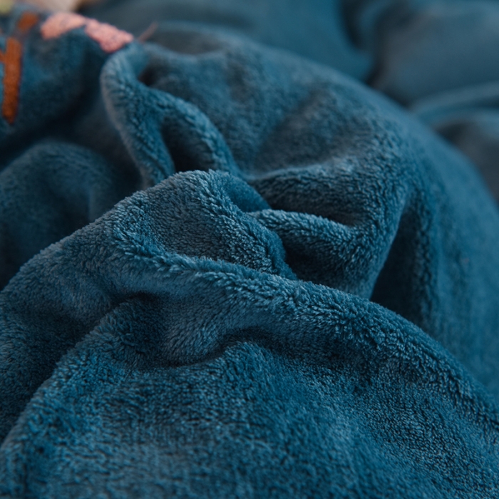 91家纺网 家纺一手货源 找家纺 甜之梦 2025新款毛巾绣牛奶绒被套 满天星宝石蓝