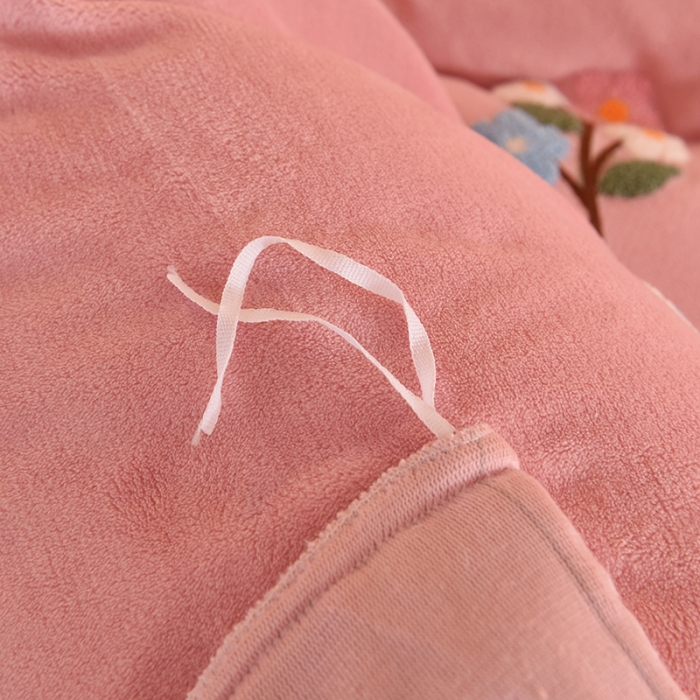 91家纺网 家纺一手货源 找家纺 甜之梦 2025新款毛巾绣牛奶绒被套 满天星淡粉