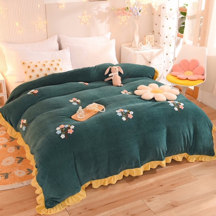91家纺网 家纺一手货源 找家纺 甜之梦 2025新款毛巾绣牛奶绒被套 满天星墨绿
