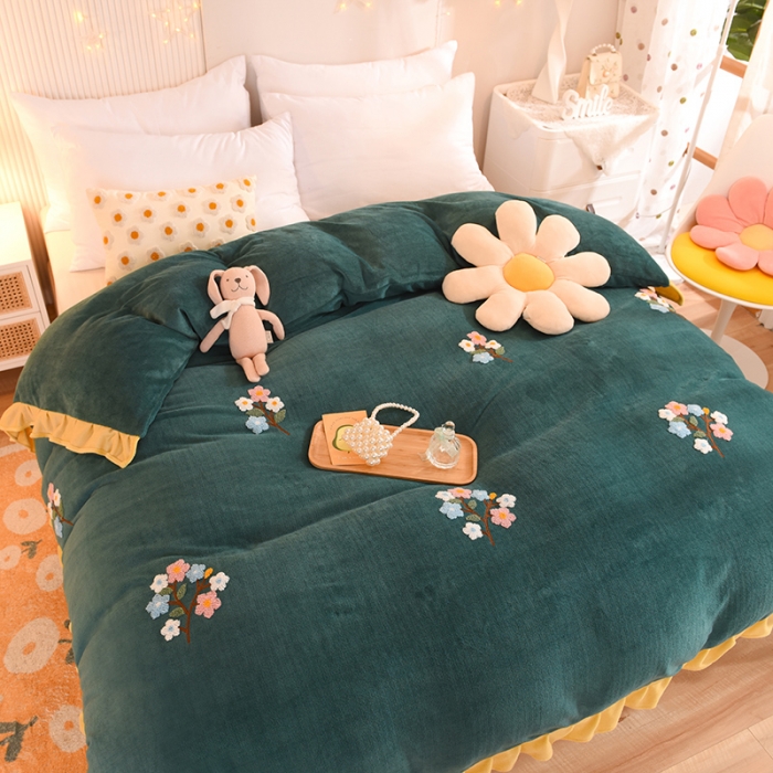 91家纺网 家纺一手货源 找家纺 甜之梦 2025新款毛巾绣牛奶绒被套 满天星墨绿