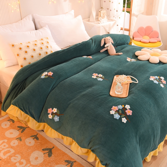 91家纺网 家纺一手货源 找家纺 甜之梦 2025新款毛巾绣牛奶绒被套 满天星墨绿