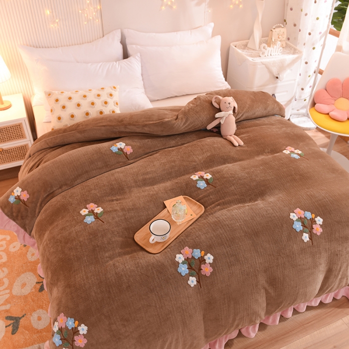 91家纺网 家纺一手货源 找家纺 甜之梦 2025新款毛巾绣牛奶绒被套 满天星奶茶咖