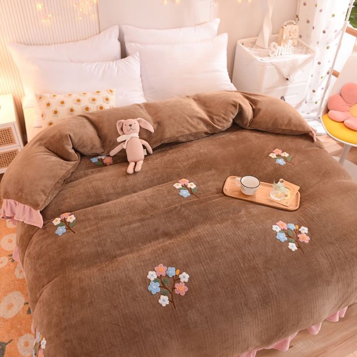 91家纺网 家纺一手货源 找家纺 甜之梦 2025新款毛巾绣牛奶绒被套 满天星奶茶咖