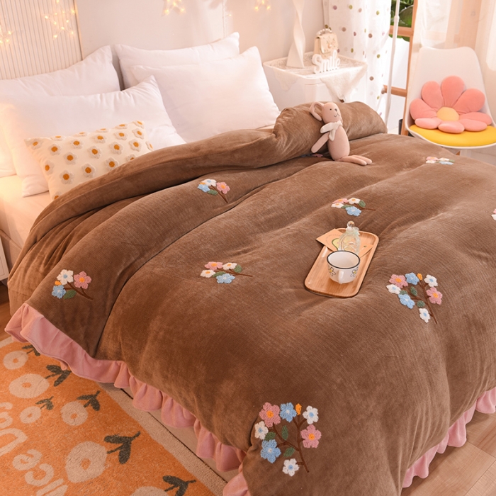 91家纺网 家纺一手货源 找家纺 甜之梦 2025新款毛巾绣牛奶绒被套 满天星奶茶咖