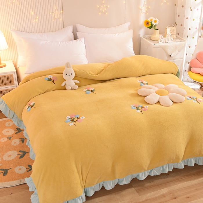 91家纺网 家纺一手货源 找家纺 甜之梦 2025新款毛巾绣牛奶绒被套 满天星嫩黄