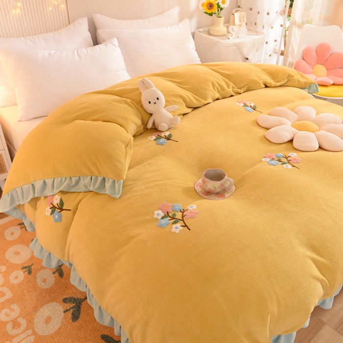 91家纺网 家纺一手货源 找家纺 甜之梦 2025新款毛巾绣牛奶绒被套 满天星嫩黄