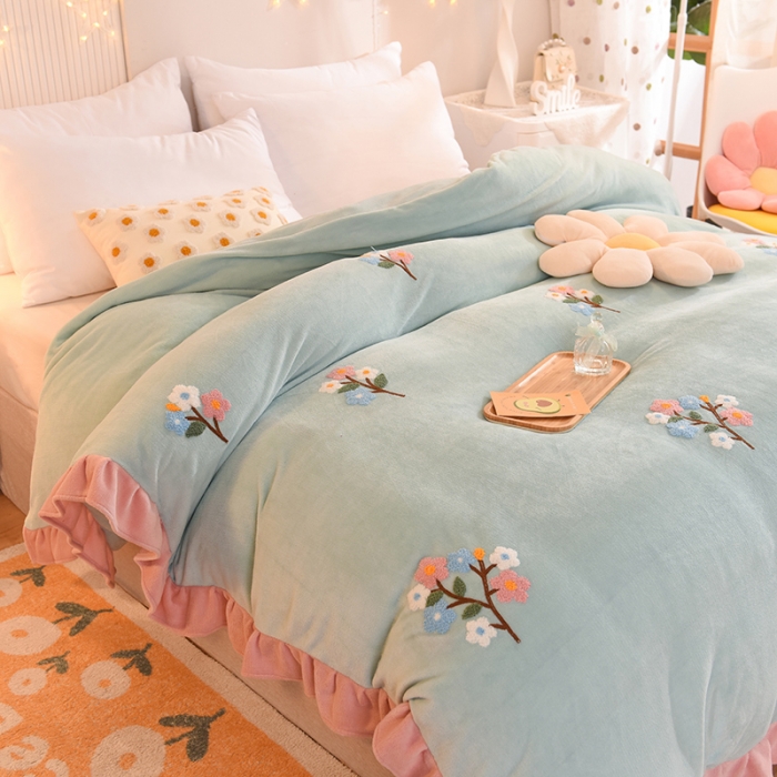 91家纺网 家纺一手货源 找家纺 甜之梦 2025新款毛巾绣牛奶绒被套 满天星嫩绿