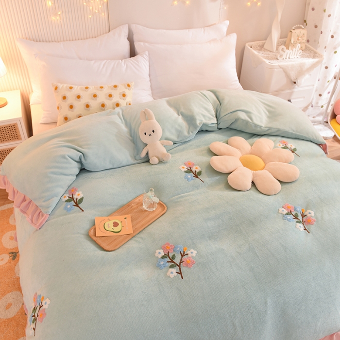 91家纺网 家纺一手货源 找家纺 甜之梦 2025新款毛巾绣牛奶绒被套 满天星嫩绿