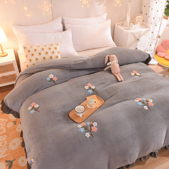 91家纺网 家纺一手货源 找家纺 甜之梦 2025新款毛巾绣牛奶绒被套 满天星浅灰