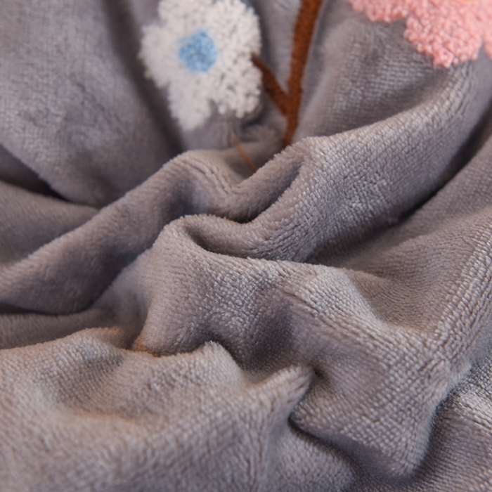91家纺网 家纺一手货源 找家纺 甜之梦 2025新款毛巾绣牛奶绒被套 满天星浅灰